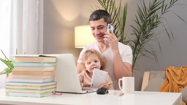 Όμορφος Χαμογελαστός Άνδρας Ντυμένος Shirt Που Εργάζονται Φορητό Υπολογιστή Μωρό — Αρχείο Βίντεο