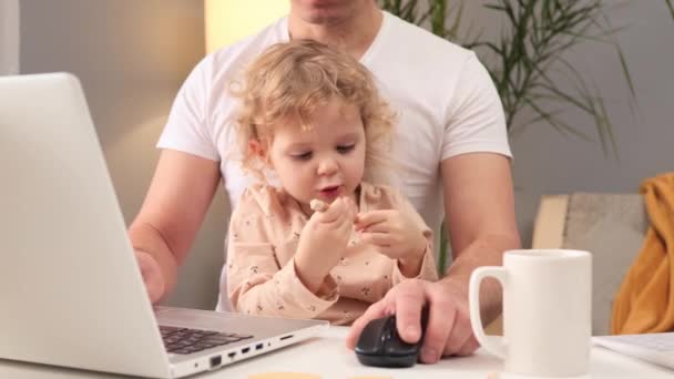 Divertente Ondulato Bambina Dai Capelli Che Gioca Con Penne Divertendosi — Video Stock