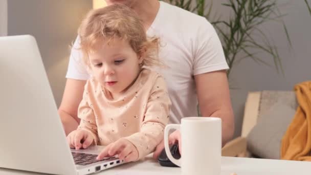 白种人家庭一起玩电脑游戏 在键盘上打字的小女孩和在笔记本电脑上工作的男婴女儿都需要父亲的注意 — 图库视频影像