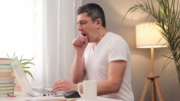 Home Office Para Freelancer Gerenciando Trabalho Online Homem Caucasiano Sonolento — Vídeo de Stock