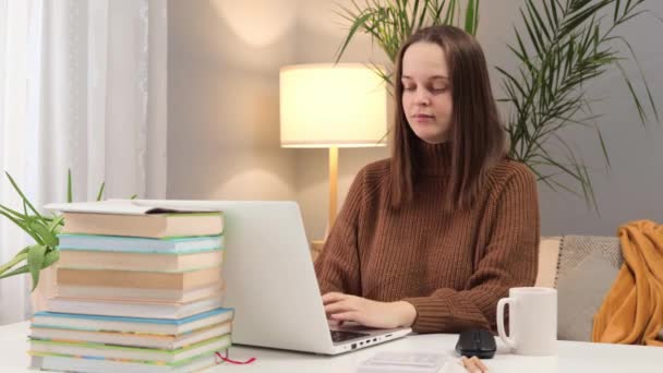 Spokojeně Radostně Potěšená Běloška Tmavovlasá Žena Hnědém Svetru Pracující Notebooku — Stock video