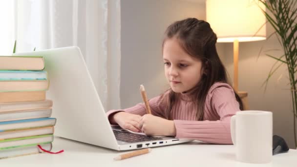 Zdalna Edukacja Dla Uczniów Nauka Internetowa Domu Dziecko Ogląda Wykład — Wideo stockowe