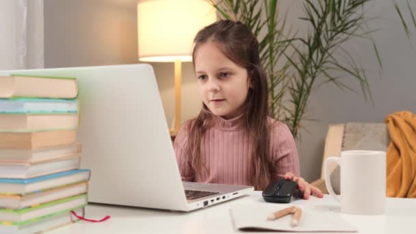 Εκπαίδευση Στο Διαδίκτυο Για Παιδιά Καυκάσιος Λίγο Καστανά Μαλλιά Κορίτσι — Αρχείο Βίντεο