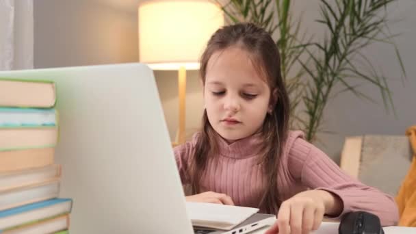 Educación Remota Con Laptop Sesión Estudio Infantil Web Cansada Caucásica — Vídeos de Stock