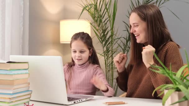 Nadšený Rodinný Lektor Pomáhá Malé Dítě Učení Stole Notebookem Domácím — Stock video