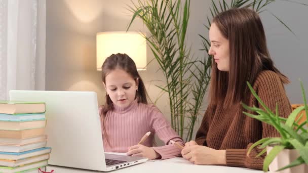 Learning Voor Ouders Kinderen Moeder Assisteert Met Huiswerk Digitaal Leren — Stockvideo