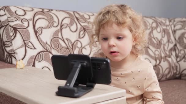 Babyafhængighed Gadgets Lille Barn Bølget Hår Pige Ved Hjælp Smartphone – Stock-video
