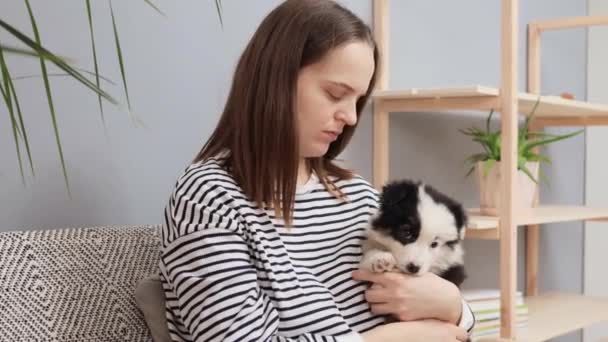 Infeliz Caucásica Morena Mujer Abrazando Acariciando Solitario Peludo Pequeño Perro — Vídeo de stock