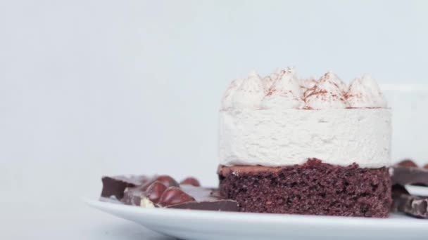 초콜릿과 맛있는 경험을위한 수없는 브라우니 배경에 테이블에 접시에 맛있는 레이어 — 비디오