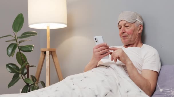 Старший Парень Наслаждается Цифровым Взаимодействием Использование Смартфона Утром Пожилых Людей — стоковое видео