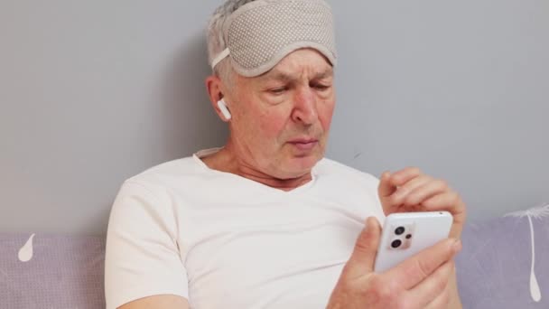 Zieke Blanke Senior Man Met Slaapmasker Met Videogesprek Bed Met — Stockvideo