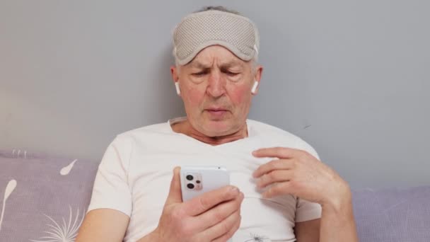 Blanke Volwassen Man Slaapmasker Met Videogesprek Bed Online Zwaaiende Hand — Stockvideo