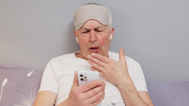 Zieke Zieke Blanke Oudere Witharige Man Met Slaapmasker Met Videogesprek — Stockvideo