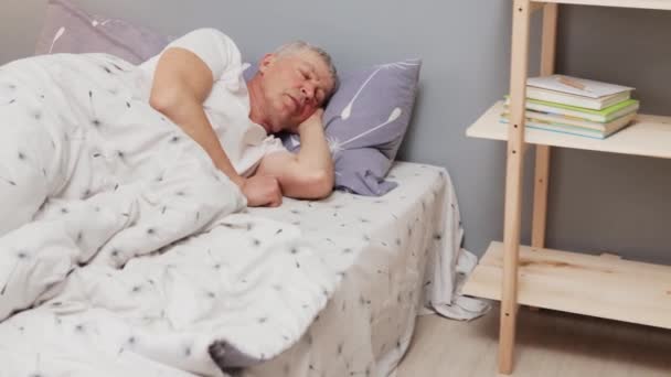 Idosos Caucasiano Homem Pacificamente Dormindo Deitado Lençol Confortável Seu Quarto — Vídeo de Stock