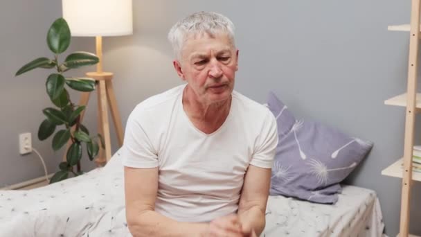 Volwassen Man Overweldigd Door Angst Paniek Zitten Zijn Huis Wordt — Stockvideo