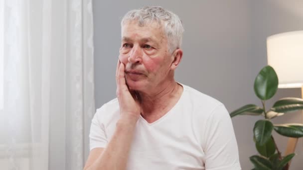 Nieszczęśliwy Starszy Mężczyzna Białej Koszulce Siedzący Łóżku Smutnym Zdenerwowanym Wyrazem — Wideo stockowe