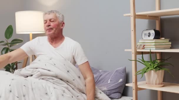 Спокойный Расслабленный Мужчина Просыпается После Сна Очках Глядя Мужчину Белых — стоковое видео