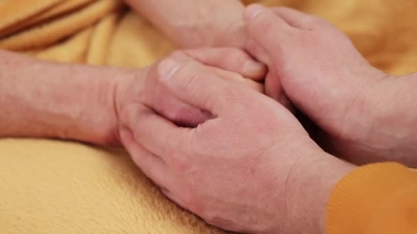 Zorgzame Zoon Helpt Zijn Senior Vader Die Zijn Arm Vasthoudt — Stockvideo