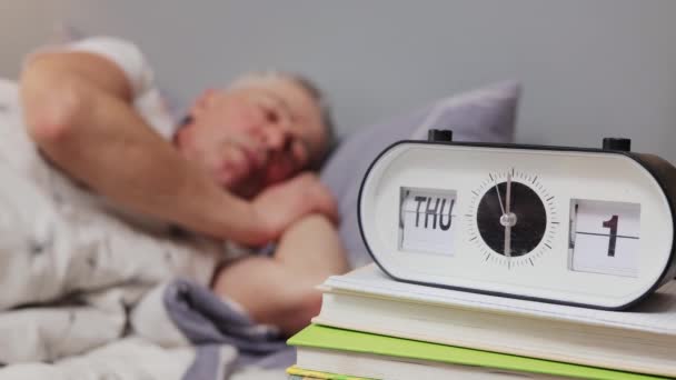 Dojrzały Zdrowy Facet Leżący Boku Odpoczywający Domu Podczas Snu Staruszek — Wideo stockowe
