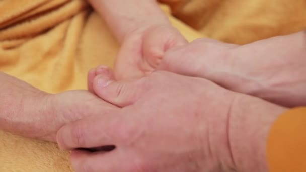 Oudere Gepensioneerde Met Gerimpelde Handen Die Zijn Volwassen Zoon Vasthouden — Stockvideo