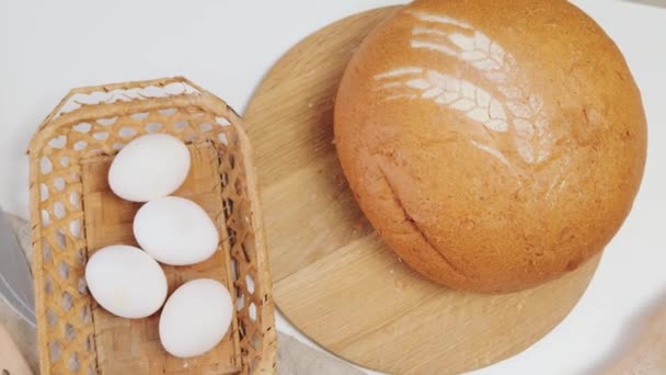 Zbliżenie Tradycyjnych Jaj Końcowych Chleba Stole Kuchennym Produkty Pełnoziarniste Składnikami — Wideo stockowe