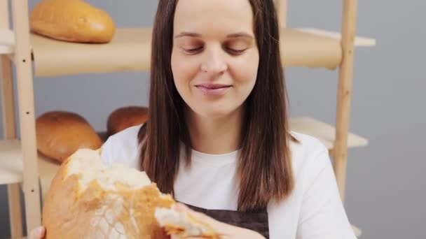 Hnědé Vlasy Běloška Spokojený Potěšený Žena Pekař Lámání Čerstvý Chléb — Stock video