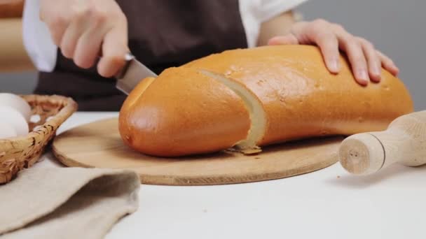 Здорове Харчування Традиційна Пекарня Невпізнавана Жінка Ріже Свіжий Цілий Зерновий — стокове відео