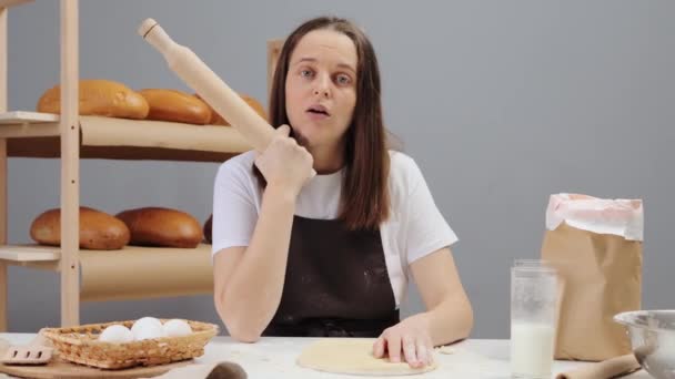Müde Erschöpfte Unglückliche Bäckerin Brauner Schürze Sitzt Ihrem Arbeitsplatz Der — Stockvideo
