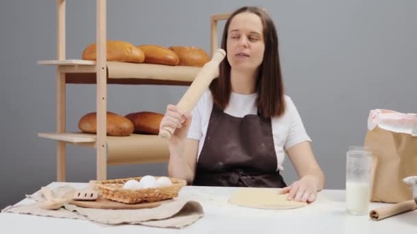 Excité Heureux Gai Femme Boulanger Portant Tablier Brun Rouler Pâte — Video