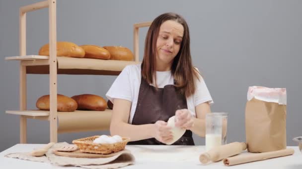 Smutné Ženské Ruce Mouce Hnětení Těsto Stole Příprava Pečení Chleba — Stock video