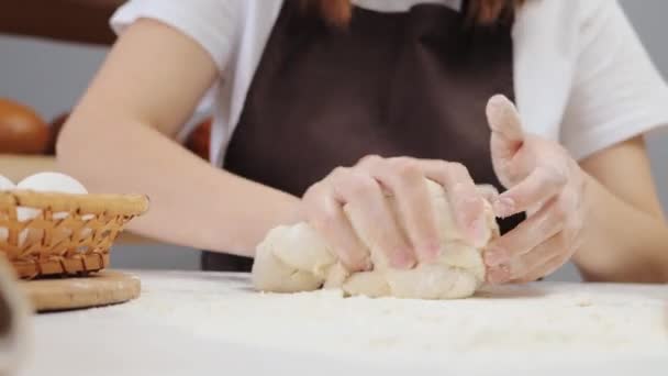 Mujer Desconocida Irreconocible Amasando Masa Preparando Ingredientes Para Hornear Pan — Vídeo de stock