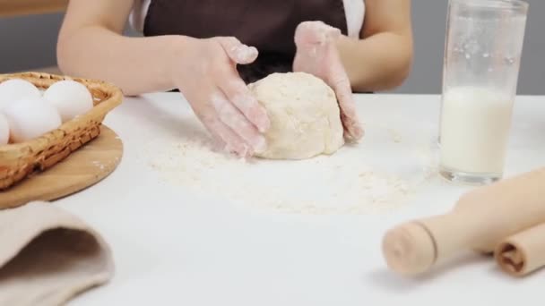 贝克的手在用小麦面团干活 制作中的烹饪艺术 完美糕点的配料 无法辨认的女人揉面 — 图库视频影像