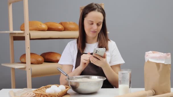 Attraktive Junge Erwachsene Bäckerin Mit Brauner Schürze Sitzt Ihrem Arbeitsplatz — Stockvideo
