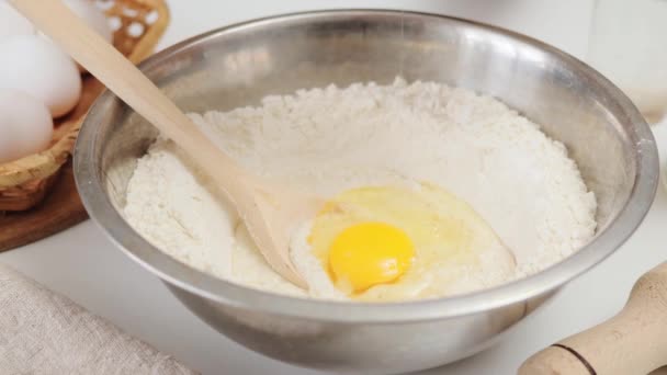Panadero Hembra Irreconocible Añadiendo Huevos Masa Revolviendo Suavemente Prepara Base — Vídeo de stock