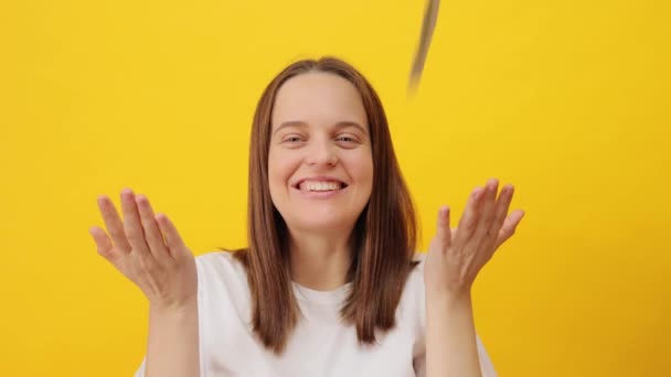 Lluvia Dinero Ganador Rico Mujer Caucásica Vistiendo Casual Camiseta Blanca — Vídeos de Stock