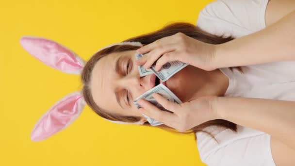 Вертикальное Видео Несчастная Белая Женщина Повязке Кроличьих Ушей Желтом Фоне — стоковое видео