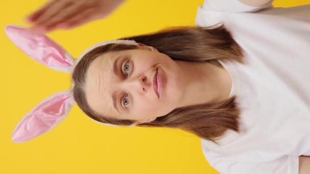 Vídeo Vertical Triste Mujer Adulta Joven Disgustada Usando Diadema Orejas — Vídeos de Stock