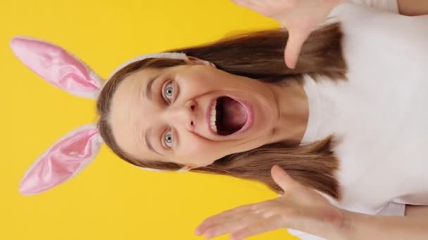 Vertikales Video Überglücklich Erstaunliche Kaukasische Frau Mit Hasenohren Stirnband Posiert — Stockvideo