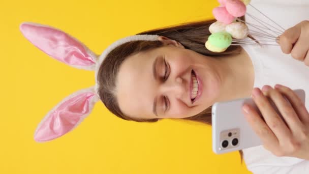 Vertikales Video Lächelnd Niedliche Junge Erwachsene Frau Trägt Hasenohren Stirnband — Stockvideo