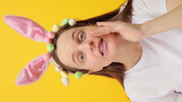 Вертикальное Видео Привлекательная Взрослая Женщина Носящая Повязку Кроличьих Ушей Торт — стоковое видео