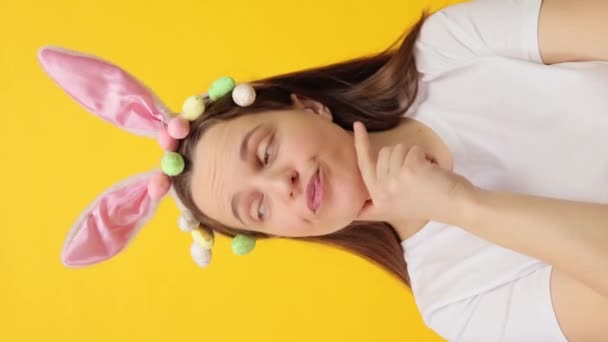 Vídeo Vertical Mujer Caucásica Reflexiva Con Diadema Orejas Conejo Pastel — Vídeos de Stock