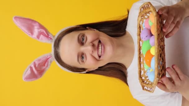비디오 부활절 바구니에 부활절 달걀을 노란색 배경에 머리띠를 — 비디오
