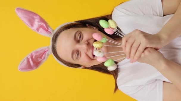 Dikey Video Sevimli Beyaz Kadın Mutlu Bir Gülümsemeyle Tavşan Kulaklığı — Stok video