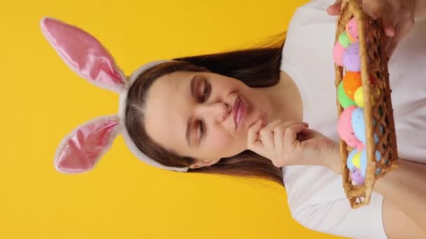 Vídeo Vertical Mujer Caucásica Pensativa Con Diadema Orejas Conejo Posando — Vídeos de Stock