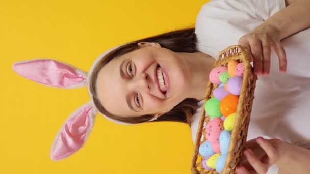 Dikey Video Güzel Çekici Genç Bir Kadın Tavşan Kulaklığı Takıyor — Stok video