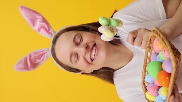 비디오 부활절 달걀과 케이크 바구니를 노란색 배경에 머리띠를 즐거운 코카서스 — 비디오