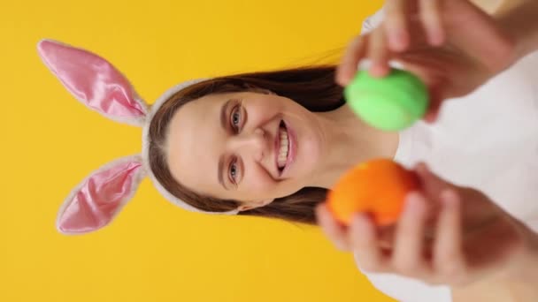 Dikey Video Tavşan Kulaklığı Takan Mutlu Beyaz Kadın Çok Renkli — Stok video