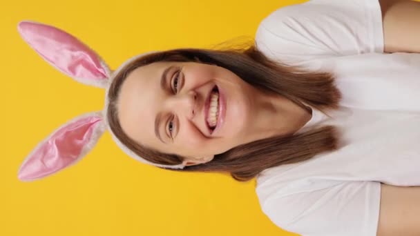 Vídeo Vertical Mujer Adulta Joven Extremadamente Feliz Sonriente Usando Diadema — Vídeos de Stock