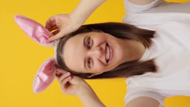 Verticale Video Vier Pasen Met Feestelijk Feest Delighted Glimlachende Vrolijke — Stockvideo
