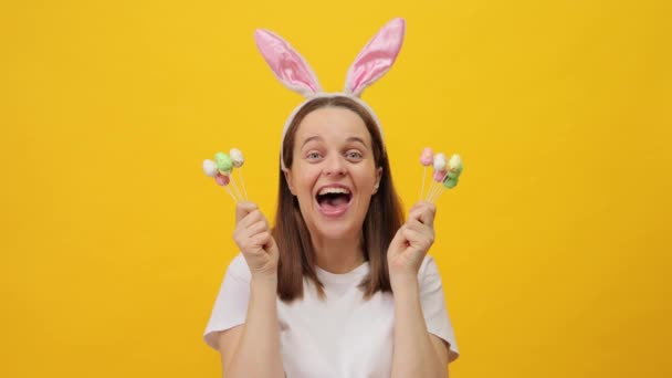 Geleneksel Paskalya Kutlamaları Tatil Boyunca Eğlence Kahkaha Sarı Arka Planda — Stok video